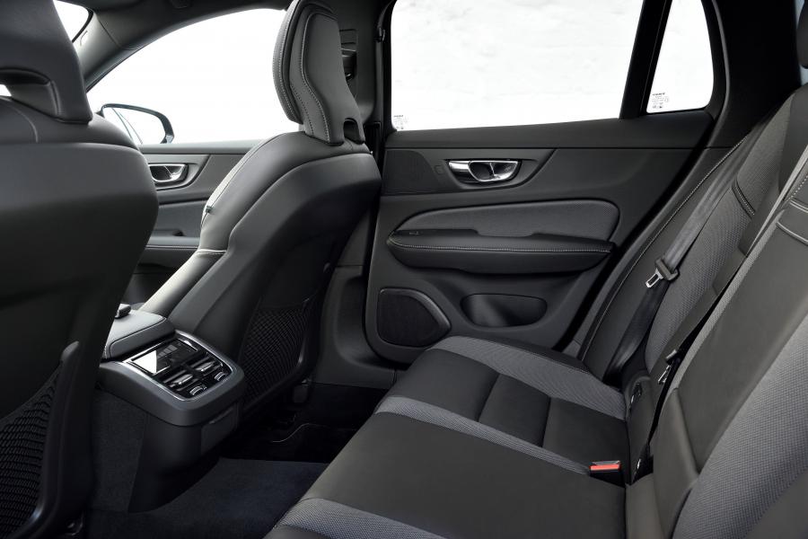 Интерьер Volvo V60 D3 R-Design 2018 года  (WW) (фото 13 из 29)